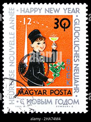 MOSKAU, RUSSLAND - 8. NOVEMBER 2021: In Ungarn gedruckte Briefmarke zeigt Schimneysweep und Kleeblatt, Neujahrsserie, um 1963 Stockfoto