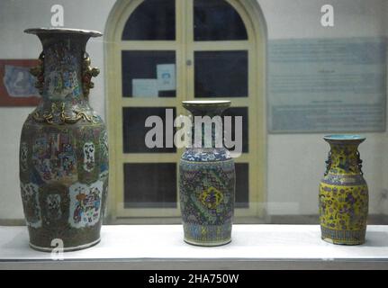 Kabul, Afghanistan. 9th Dez 2021. Das am 9. Dezember 2021 aufgenommene Foto zeigt Artefakte im afghanischen Nationalmuseum in Kabul, der Hauptstadt Afghanistans. Das afghanische Nationalmuseum nach dem Erleben von Höhen und Tiefen wurde endlich für Besucher aus dem in- und Ausland wieder eröffnet, um die Geschichte und Zivilisationen des Landes vorzustellen, sagte der Direktor des Museums, Mohammad Rahim Rahimi. ZUM THEMA „Feature: Afghanistan National Museum reopens for visitors“ Quelle: Saifurahman Safi/Xinhua/Alamy Live News Stockfoto