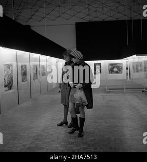 Poznañ, 1969-11-19. II Ogólnopolska Wystawa M³odej Grafiki otwarta 19 XI 1969 r. w gallerii Arsena³. NZ. Widzowie ogl¹daj¹cy obrazy na wystawie. pw PAP/Zbigniew Staszyszyn Posen, 19. November 1969. Die Nationale Ausstellung junger grafischer Künste 2nd, die am 19. November 1969 in der Galerie Aresenal eröffnet wurde. Im Bild: Besucher sehen sich Bilder an. pw PAP/Zbigniew Staszyszyn Stockfoto