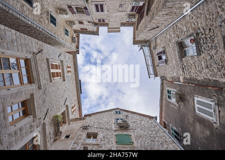 Niedrige Winkel Aufnahme von alten Steingebäuden in der Altstadt von Kotor, Montenegro. Stockfoto