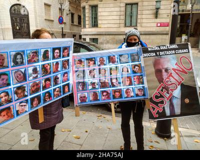 Palma de Mallorca, Spanien; 10th 2021. Dezember: Kubanische Demonstranten gegen den kubanischen Präsidenten Miguel Diaz Canel. Sie zeigt Bilder von verhafteten Menschen Stockfoto