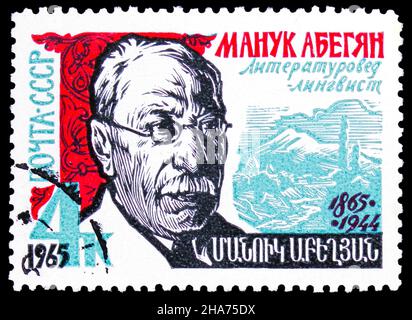 MOSKAU, RUSSLAND - 8. NOVEMBER 2021: In der Sowjetunion gedruckte Briefmarke zum 100. Geburtstag von Manuk Abegyan (1865-1944), einer berühmten Schriftstellerserie Stockfoto