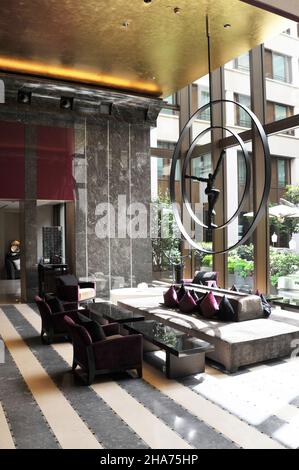 FRANKREICH. PARIS (75) 8TH BEZIRK. HOTEL MANDARIN ORIENTAL. DIE LOBBY IST MIT SKULPTUREN VON NATHALIE DECOSTER UND MARCELLO LO GIUDUCE DEKORIERT. Stockfoto