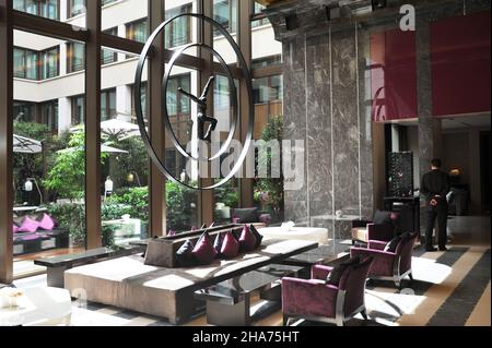 FRANKREICH. PARIS (75) 8TH BEZIRK. HOTEL MANDARIN ORIENTAL. DIE LOBBY IST MIT SKULPTUREN VON NATHALIE DECOSTER UND MARCELLO LO GIUDUCE DEKORIERT. Stockfoto