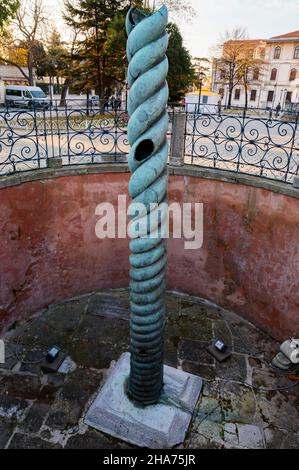 ISTANBUL, TÜRKEI - 9. Dezember 2020: Die Serpentinsäule, auch bekannt als die Serpentinsäule, Plataean Tripod oder Delphi Tripod, ist ein antikes Bronze-CO Stockfoto