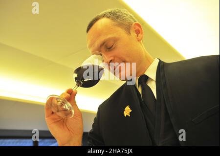 FRANKREICH. PARIS (75) 8TH BEZIRK. HOTEL MANDARIN ORIENTAL. DER SOMMELIER DAVID BIRAU WAR 2002 DER BESTE SOMMELIER FRANKREICHS UND DER ZWEITE IM BESTEN W Stockfoto