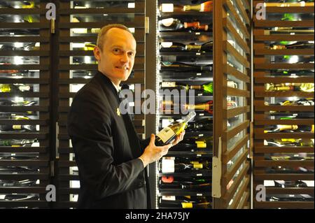 FRANKREICH. PARIS (75) 8TH BEZIRK. HOTEL MANDARIN ORIENTAL. DER SOMMELIER DAVID BIRAU WAR 2002 DER BESTE SOMMELIER FRANKREICHS UND DER ZWEITE IM BESTEN W Stockfoto