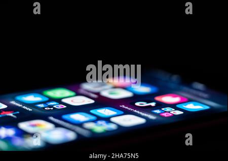 Rottweil, Deutschland. 09th Dez 2021. Ein iPhone SE, auf dem zahlreiche Anwendungs-Apps installiert sind. Kredit: Silas Stein//dpa/Alamy Live Nachrichten Stockfoto