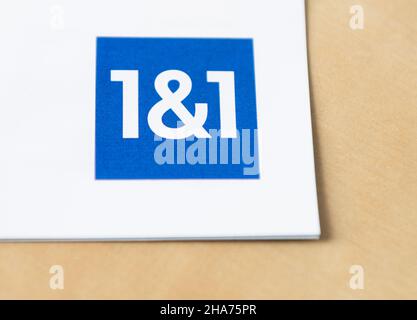 Rottweil, Deutschland. 09th Dez 2021. Das Logo von 1&1 ist auf einer Werbebroschüre zu sehen. Kredit: Silas Stein//dpa/Alamy Live Nachrichten Stockfoto