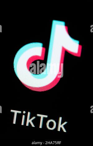 Rottweil, Deutschland. 09th Dez 2021. Die App TikTok ist auf dem Display eines iPhone SE zu sehen. Kredit: Silas Stein//dpa/Alamy Live Nachrichten Stockfoto