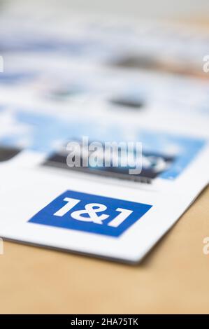 Rottweil, Deutschland. 09th Dez 2021. Das Logo von 1&1 ist auf einer Werbebroschüre zu sehen. Kredit: Silas Stein//dpa/Alamy Live Nachrichten Stockfoto