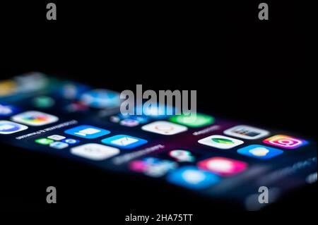 Rottweil, Deutschland. 09th Dez 2021. Ein iPhone SE, auf dem zahlreiche Anwendungs-Apps installiert sind. Kredit: Silas Stein//dpa/Alamy Live Nachrichten Stockfoto