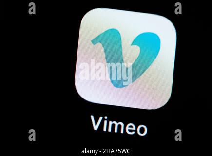 Rottweil, Deutschland. 09th Dez 2021. Die App Vimeo ist auf dem Display eines iPhone SE zu sehen. Kredit: Silas Stein//dpa/Alamy Live Nachrichten Stockfoto