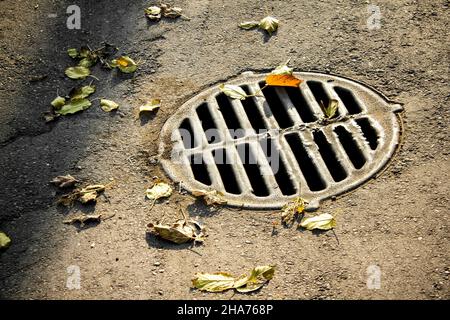 Raster der Kanalluke. Abdeckung des Ablaufgehäuses. Kanalisationskollektor. Stockfoto