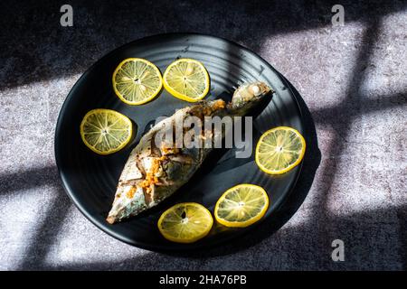Gedämpfte Rastrelliger kanagurta mit Knoblauch Hauptbestandteile sind Fisch, Knoblauch, Pfeffer und Fisch mit Zucker, Salz gewürzt... Stockfoto