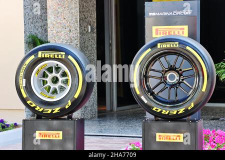 Abu Dhabi, VAE. 11th Dez 2021. Pirelli zeigen Reifen. 11.12.2021. Formel 1 Weltmeisterschaft, Rd 22, Abu Dhabi Grand Prix, Yas Marina Circuit, Abu Dhabi, Qualifying Day. Bildnachweis sollte lauten: XPB/Press Association Images. Quelle: XPB Images Ltd/Alamy Live News Stockfoto