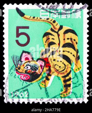 MOSKAU, RUSSLAND - 8. NOVEMBER 2021: Briefmarke gedruckt in Japan zeigt Jahr des Tigers, Neujahrsgrüße Serie, um 1961 Stockfoto