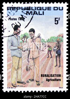 MOSKAU, RUSSLAND - 8. NOVEMBER 2021: Die in Mali gedruckte Briefmarke zeigt Farmer und Agricultural Consultant, die die Lebensbedingungen im Land verbessern Stockfoto