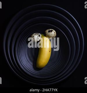 Areca Bananen auf schwarzem Hintergrund Stockfoto