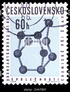 MOSKAU, RUSSLAND - 8. NOVEMBER 2021: In der Tschechoslowakei gedruckte Briefmarke zum 100th. Jahrestag der Tschechoslowakischen Chemiegesellschaft, um 19 Stockfoto