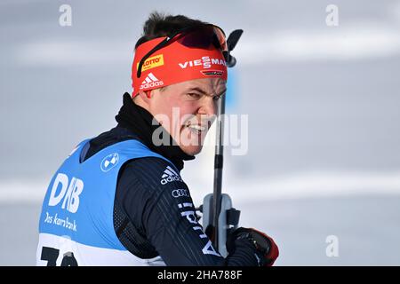 Philipp HORN (GER), auf dem Schießstand, Action, Einzelbild, Einzelmotiv beschnitten, Porträt, Hochformat, Hochformat. IBU Biathlon Weltcup in Hochfilzen 10 km Sprint der Männer am 10th. Dezember 2021. In Hochfilzen / Pillersee, Saison 2021/21. Stockfoto
