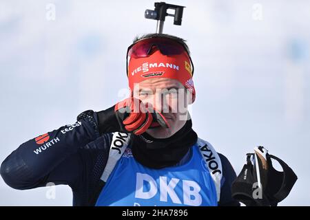 Philipp HORN (GER), auf dem Schießstand, Geste, skeptisch, Aktion, Einzelbild, Abgeschnitten Einzelmotiv, Portrait, Portrait, Portrait. IBU Biathlon Weltcup in Hochfilzen 10 km Sprint der Männer am 10th. Dezember 2021. In Hochfilzen / Pillersee, Saison 2021/21. Stockfoto