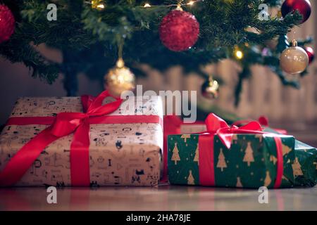 Weihnachtsgeschenke unter dem Baum an einem Weihnachtsabend Stockfoto