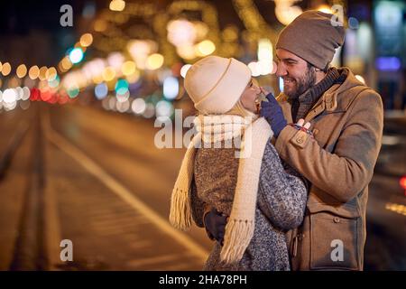 Schönes Paar teilt glückliche Momente zusammen; Winter Joy Konzept Stockfoto