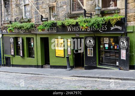 Edinburgh, Schottland, 11. Juni 2019: Haupteingang zur Whistle Binkies Live Music Bar an einem bewölkten regnerischen Sommertag Stockfoto