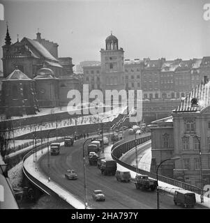 Warszawa, 1969-11-26. Trasa W-Z (Trasa Wschód-Zachód), budowa rozpoczê³a siê w 1947 r., uroczyste oddanie nast¹pi³o 22 lipca 1949 r. w pi¹t¹ rocznicê uchwalenia maniiiiru PKWN. Arteria ³¹czy Œródmieœcie z Prag¹ Pó³noc, jej d³ugoœæ wynosi 6,7 km. NZ. Odcinek Nowego Zjazdu. Koœció³ akademicki Œw. Anny (nz. L) Przy ul. Krakowskie Przedmieœcie 68, ufundowany przez ksiê¿nê Annê Mazowieck¹ w 1454 r. dla zakonu bernardynów. Œwi¹tynia pocz¹tkowo zbudowana w stylu gotyckim z dobudowan¹ renesansow¹ dzwonnic¹ z XVII, nastêpnie w stylu barokowym. Ostatecznie koœció³ zosta³ przebudowany w XVIII mit wtedy f Stockfoto