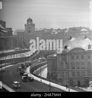 Warszawa, 1969-11-26. Trasa W-Z (Trasa Wschód-Zachód), budowa rozpoczê³a siê w 1947 r., uroczyste oddanie nast¹pi³o 22 lipca 1949 r. w pi¹t¹ rocznicê uchwalenia maniiiiru PKWN. Arteria ³¹czy Œródmieœcie z Prag¹ Pó³noc, jej d³ugoœæ wynosi 6,7 km. NZ. Odcinek Nowego Zjazdu. Koœció³ akademicki Œw. Anny (nz. L) Przy ul. Krakowskie Przedmieœcie 68, ufundowany przez ksiê¿nê Annê Mazowieck¹ w 1454 r. dla zakonu bernardynów. Œwi¹tynia pocz¹tkowo zbudowana w stylu gotyckim z dobudowan¹ renesansow¹ dzwonnic¹ z XVII, nastêpnie w stylu barokowym. Ostatecznie koœció³ zosta³ przebudowany w XVIII mit wtedy f Stockfoto