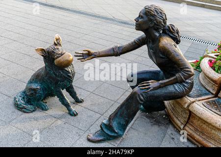 Budapest, Ungarn, 6. August 2019: Berühmte Bronzestatue eines Mädchens, das mit einem Hund spielt, im Gehweg entlang des Donaudamms, Skulptur von Raf Stockfoto