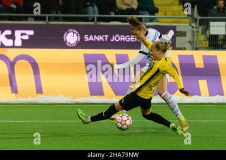 Göteborg, Schweden. 04th Dez 2021. Hisingen Arena, Göteborg, Swed Karolina Lea Vilhjalmsdottir (23 FC Bayern München), der während des UEFA Womens Champions League-Spiels in der Gruppe D zwischen BK Hacken und dem FC Bayern München am 9 2021. Dezember in der Hisingen Arena in Göteborg, Schweden, den Ball durch Filippa Curmark (9 BK Hacken) übergab Sven Beyrich/SPP Credit: SPP Sport Drücken Sie Foto. /Alamy Live News Stockfoto