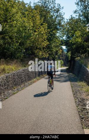 Ex-Eisenbahnlinie, jetzt ein öffentlicher Fußweg Stockfoto