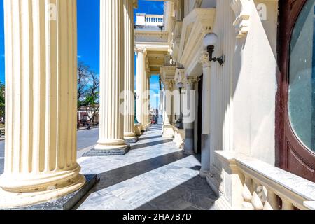 Alte Architektur Detail der öffentlichen Bibliothek Jose Marti Fassade, die in einem National Monument Bezirk namens "Leoncio Vidal Park und seine Sur befindet Stockfoto
