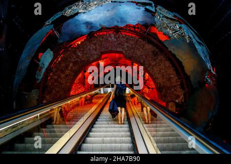 LONDON, GROSSBRITANNIEN - 22. MAI 2014: Dies ist die Rolltreppe zu den Schätze der Erde im Museum of Natural History. Stockfoto