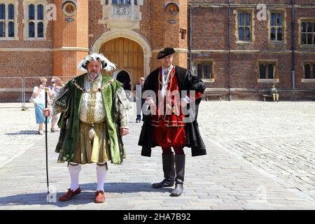 HAMPTON, GROSSBRITANNIEN - 18. MAI 2014: Dies sind ein nicht identifizierter Künstler in den Charakteren von König Heinrich VIII. Und Kardinal Thomas Wolsey im Hampton Stockfoto