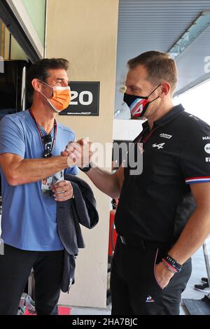 Abu Dhabi, VAE. 11th Dez 2021. (L bis R): Mark Webber (AUS) Channel 4 Presenter feiert OOscar Piastri (AUS) PREMA Racing mit Laurent Rossi (FRA) Alpine Chief Executive Officer den Gewinn der Meisterschaft F2. Abu Dhabi Grand Prix, Samstag, 11th. Dezember 2021. Yas Marina Circuit, Abu Dhabi, VAE. 11.12.2021. Formel 1 Weltmeisterschaft, Rd 22, Abu Dhabi Grand Prix, Yas Marina Circuit, Abu Dhabi, Qualifying Day. Bildnachweis sollte lauten: XPB/Press Association Images. Quelle: XPB Images Ltd/Alamy Live News Stockfoto