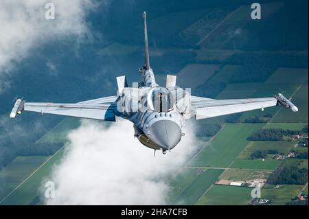 Ein F-16 Fighting Falcon Kampfjet vom Tactical Air Base 31st der polnischen Luftwaffe. Stockfoto