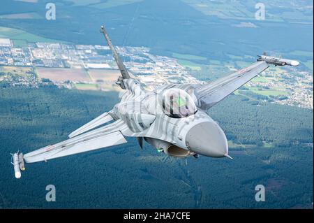 Ein F-16 Fighting Falcon Kampfjet vom Tactical Air Base 31st der polnischen Luftwaffe. Stockfoto