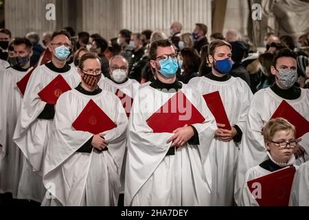 London, Großbritannien. 10th. Dezember 2021. Maskierte Mitglieder des St. Paul's Cathedral Choir kommen, um sich während des jährlichen Weihnachtskonzerts „Sankta Lucia“ auf den Gottesdienst vorzubereiten. Kredit: Guy Corbishley/Alamy Live Nachrichten Stockfoto