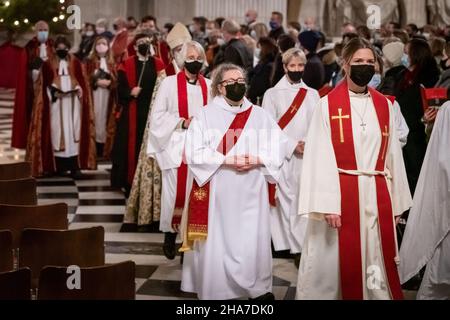 London, Großbritannien. 10th. Dezember 2021. Maskierte Mitglieder der schwedischen Kirchengemeinde in London betreten die St. Paul's Cathedral, um sich auf den Gottesdienst während des jährlichen Weihnachtskonzerts „Sankta Lucia“ vorzubereiten. Kredit: Guy Corbishley/Alamy Live Nachrichten Stockfoto