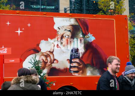 Coca Cola Werbeaktion Weihnachten LKW-Logo vintage Anzeige geparkt vor John Lewis Geschäft in Cardiff City Centre Wales 2021 KATHY DEWITT Stockfoto