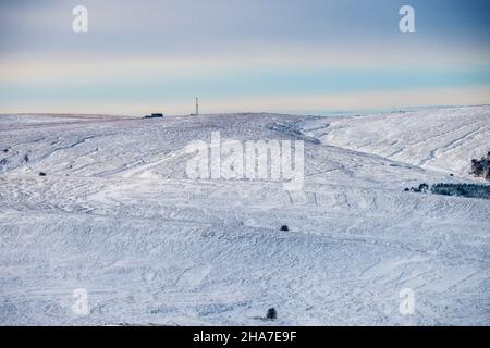 The Cat and Fiddle Pub auf den Moors über dem Goyt Valley im Derbyshire Peak District im Winterschnee. Stockfoto