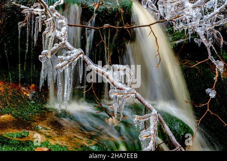 Eiszapfen und ein Winterbach im Goyt Valley, Derbyshire Stockfoto