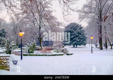 Die Pavilion Gardens in Buxton Derbyshire, einer Stadt im Derbyshire Peak District, bei Winterschnee Stockfoto