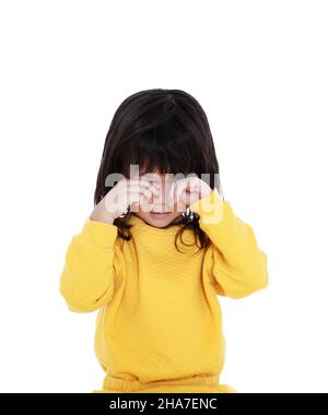 Chinesisches Kind, das aufwacht, sieht das Mädchen am Morgen, isoliert auf weißem Hintergrund, veralmt aus. Eine müde asiatische Mädchen in Pyjamas reiben Augen. Stockfoto