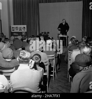 Warszawa, 1969-11-24. W Klubie Miêdzynarodowej Prasy i Ksi¹¿KI (MPIK) przy ul. Nowy Œwiat 15/17 odby³o siê spotkanie z kapitanem Leonidem Telig¹, który na jachcie Opty samotnie op³yn¹³ œwiat (1967-1969). Nz. Leonid Teliga (stoi) podczas spotkania. pw PAP/Henryk Rosiak Warschau, 24. November 1969. Ein Treffen mit Kapitän Leonid Teliga, der seine Opty-Yacht um die Welt segelte (1967-1969), fand im International Press and Book Club (MPIK) in der Nowy Swiat Street 15/17 statt. Im Bild: Leonid Teliga (stehend) während des Treffens. pw PAP/Henryk Rosiak Stockfoto