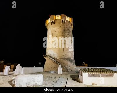 Paterna Turm und Höhlenhäuser in der Nacht Stockfoto