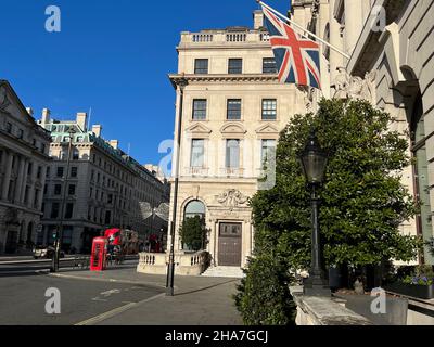 London, Großbritannien. 10th Dez 2021. Am 10. Dezember 2021 hängt eine britische Flagge vom Sofitel London St James Hotel. Die britische Regierung kündigte neue Covid-Maßnahmen an, um die Bedrohung durch die Omicron-Variante einzudämmen. (Foto von Samuel Rigelhaupt/Sipa USA ) Quelle: SIPA USA/Alamy Live News Stockfoto